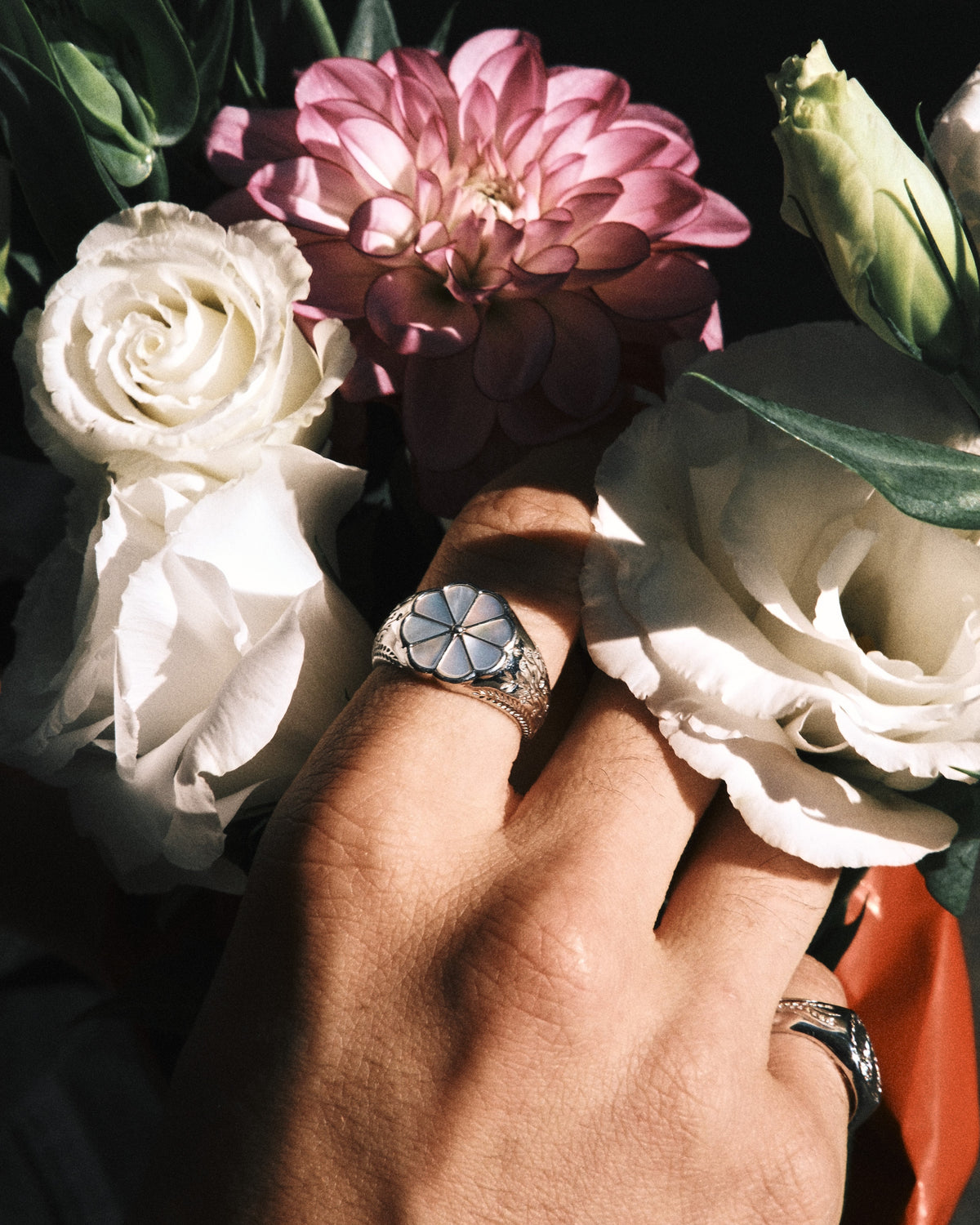 Bague unisexe avec motif floral incrusté de nacre, en argent